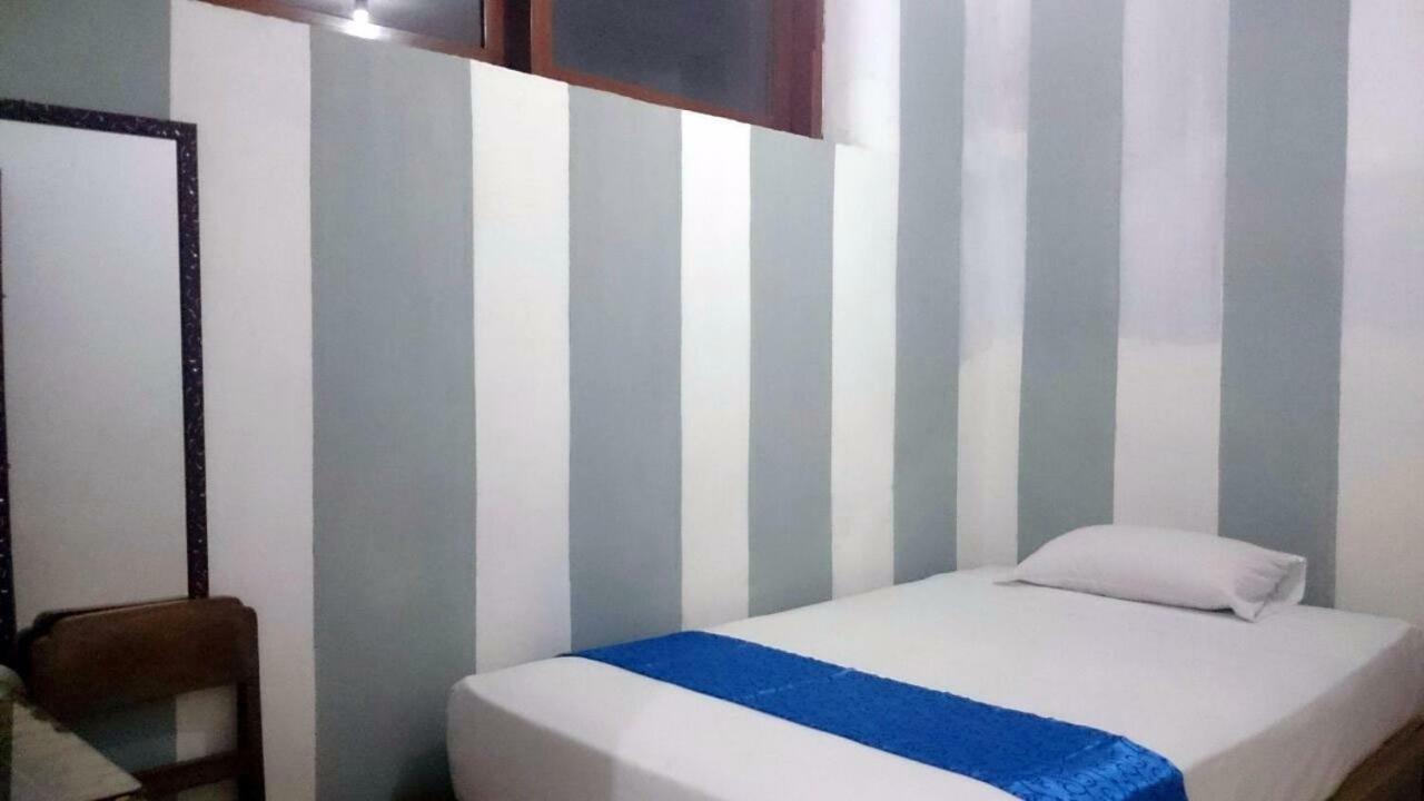 Isro Guesthouse Syariah Kepanjen Exterior foto